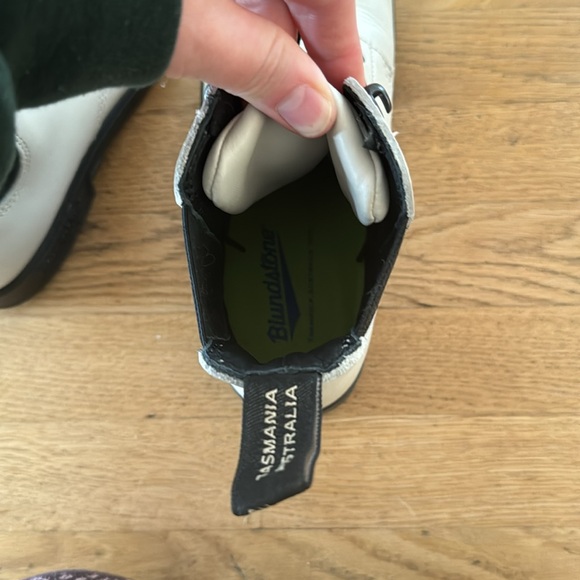 Blundstone white combat boots. Pull on style. Women’s size 9. Like new. - Picture 7 of 11